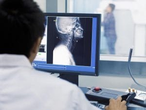 Image représentant un radiologiste en train de réaliser un examen médical, illustrant le rôle clé des radiologues dans le diagnostic médical.