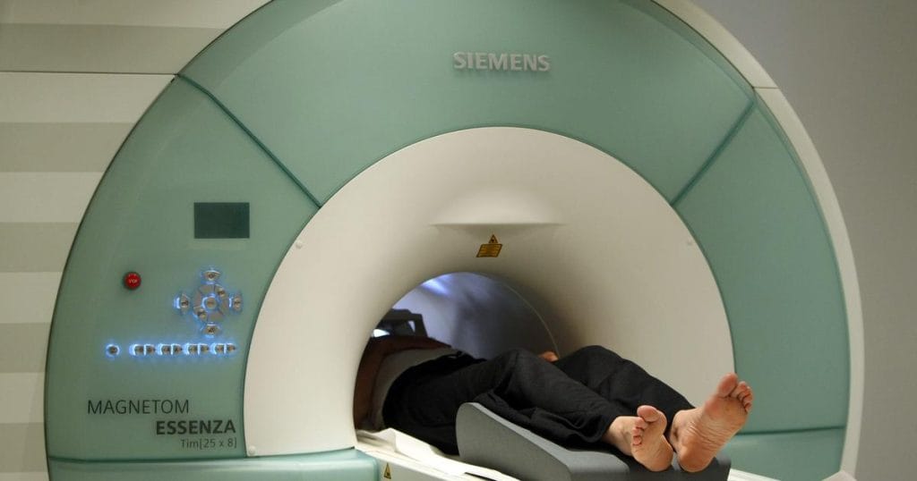 Au Centre Radiologie Tanger, une IRM dure généralement entre 20 et 40 minutes, en fonction de la zone à examiner. Notre équipe garantit un examen rapide et précis, tout en assurant votre confort et la qualité des résultats