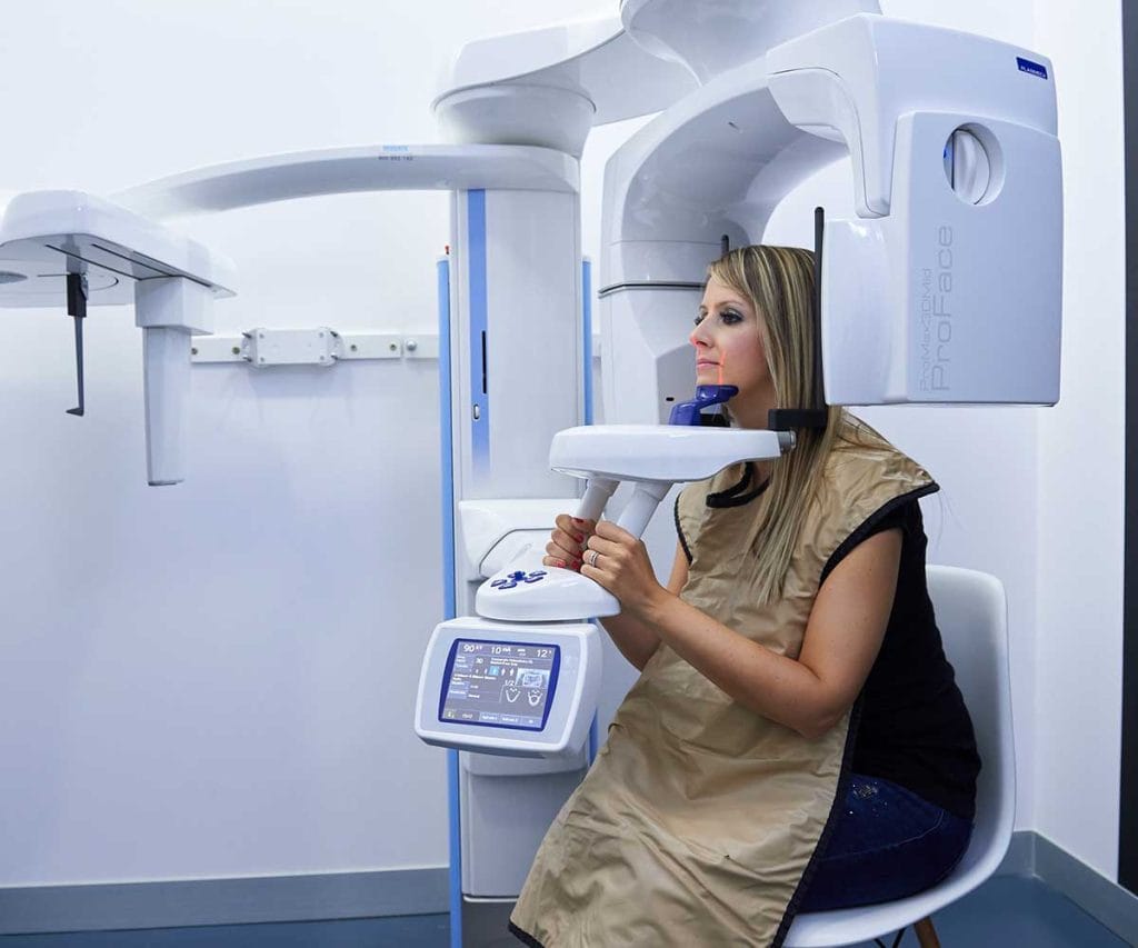 Examen de radiologie à Tanger : patient en train de passer un scanner dans un centre médical moderne.