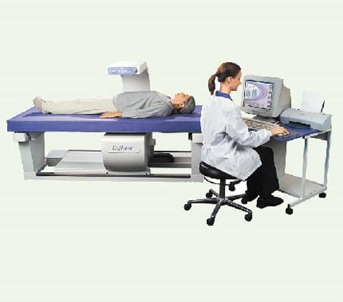 Examen d’ostéodensitométrie au Centre Radiologie Tanger pour évaluer la densité osseuse et prévenir l’ostéoporose.