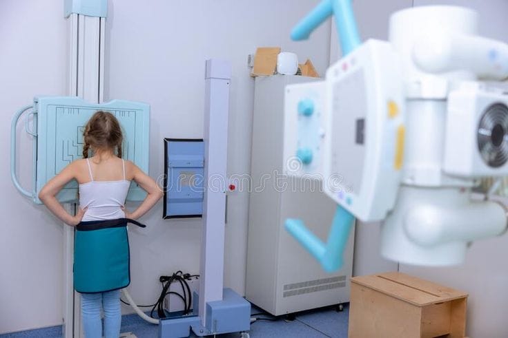 Radiographie chez l'enfant : un examen sûr avec une faible exposition aux rayons.